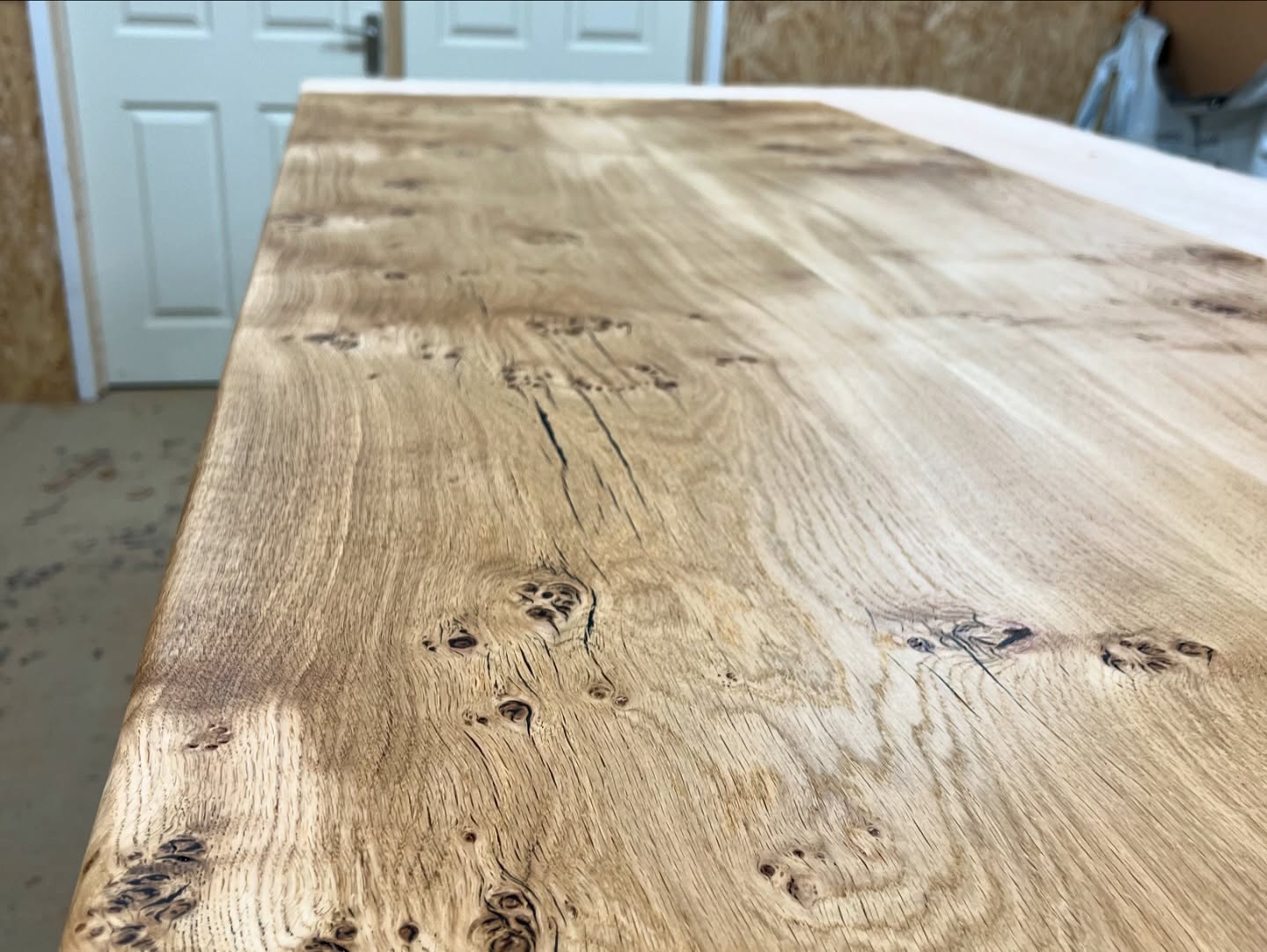 Oak wood slab Close-up of a natural oak wood slab with distinctive grain